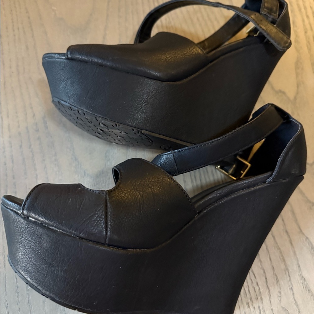 Candie’s Black Peep Toe Platform Heels – 5” Heel, 2” Platform, size 7 - Picture 2 of 6
